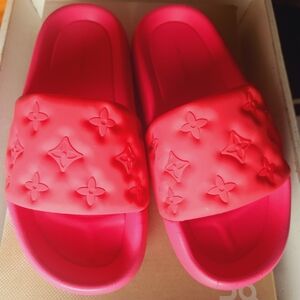 Size 6 neon pink slides